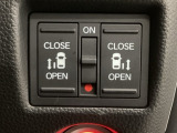 【両側パワースライドドア】両側がパワースライドドアになっており、運転席のスイッチやスマートキーでも開閉が可能です!開口部も広いので乗り降りも楽々♪
