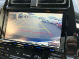 ★バックカメラを装備★シフトレバーを「R」の位置にすると自動的に後方の様子をカラー画像で表示!バックの際の安心感を高めます!
