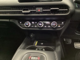 運転席、助手席から手の届きやすい位置にエアコンやワイヤレス充電器、ドリンクホルダーなどがまとめられており、快適なドライブを楽しめます。