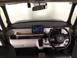 【前方視界】開放的な前方視界!運転がしやすく疲れにくいです♪窓が大きく、見通しがとっても良いおクルマですよ♪