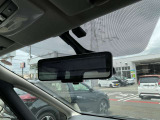 車体の後部にカメラがついていて、その映像がルームミラー内のモニターに表示します。人や荷物などで視界が遮られた時なども確認がしやすいです。