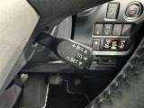 クルーズコントロール機能が付いています。 速度を設定するとアクセルを踏まなくても一定の速度で走ることができます。  高速道路ではとても便利な装置なんです。