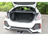 積み込みやすい荷室 トノカバー付