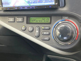 【オートエアコン】一度お好みの温度に設定すれば、車内の温度を検知し風量や温度を自動で調整。暑い&hellip;寒い&hellip;と何度もスイッチ操作をする必要はありません。快適な車内空間には必須の機能ですね♪