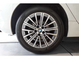 【BMWアロイホイール】軽量かつ強度に拘ったアロイホイール。走行性能ポテンシャルを引き出す設計。タイヤのサイドウォールが強化されたランフラットタイヤは、パンク時にタイヤがつぶれてもリムから外れません。
