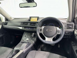 運転席まわりです。 各操作スイッチは使いやすい位置に配置されてます。