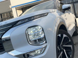 【LEDヘッドライト】悪天候や夜間走行時も良好な視界を確保し安心して運転できる高輝度LEDヘッドライトを装備!点灯速度が早く、消費電力も抑えられています。