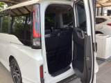 テールゲートは人が乗り降りする時のヨコ開きと、荷物を載せる時は通常のタテ開きの、2通りの開閉ができる、わくわくゲートです。