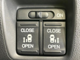 【両側パワースライドドア】スマートキーや運転席のスイッチで後席両側スライドドアの開閉が可能♪電動だから力を入れてドアを開ける必要が無く、小さなお子様でも簡単に開け閉めでき快適です♪