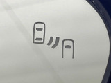 【ブラインドスポットモニター】走行中、ドアミラーの死角になりやすい箇所に後続車が接近するとサイドミラーのレンズに警告を表示!ドライバーに注意喚起をしてくれます。