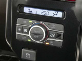 【オートエアコン】車内温度を感知して自動で温度調整をしてくれるのでいつでも快適な車内空間を創り上げます!どの席に座っても快適なドライブが楽しめます♪