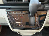 オートエアコンでパネルタッチするだけで操作が可能です(^^)☆AUTOにすれば簡単に車内の空調を快適に調整してくれます♪嬉しいシートヒーター付き(^^)