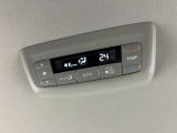 二列目・三列目専用オートエアコンを装備しています。