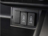 ◆USB接続端子◆スマホやiPodなどを接続して、いつもの音楽を車内でもお楽しみいただけます♪