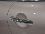 【スマートキー】車両のキーをカバンやポケットに入れたまま、お車の開閉が可能で御座います。お車の前に立ってキーを探す必要が御座いません。
