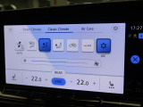 ゾーンエアコンで、操作はタッチパネルに搭載されています。温度設定はタッチ式で0.5度刻みに、指をスライドさせると大幅に変更できます。Smart Climateからは急速な足元の暖冷房も設定可能です。