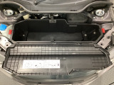 ボンネットを開けると、ロールトップを収納できる専用ユーティリティBOXがあります。