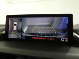 パノラミックビューモニターを装備。クルマを真上から見るように周囲を確認できます。