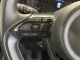 ステアリングスイッチ付きで、運転中に視線を前に向けたまま操作できます。
