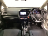 車内は光触媒抗菌消臭施工済です。インパネ周りはスタイリッシュなデザインです。グローブボックスやカップホルダーのほかにトレーなどたくさんの収納スペースが付いています。