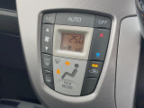 【オートエアコン】一度お好みの温度に設定すれば、車内の温度を検知し風量や温度を自動で調整。暑い&hellip;寒い&hellip;と何度もスイッチ操作をする必要はありません。快適な車内空間には必須の機能ですね♪