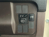 【電動格納ミラー】サイドミラーは電動格納式となっており、狭い駐車場でもキズがつくリスクを抑えられます。