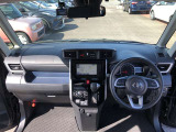 シンプルながら機能性溢れる運転席廻りです。視界性もよく、運転しやすいですよ。
