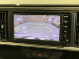 リバースギアに入れるだけで後方の表示へ切り替わります。夜間や雨の日の駐車も楽になりますよ。