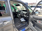 【運転席】座り心地が良いシートなので長時間の運転でも快適にお過ごしいただけます。新品のフロアマットのご注文も可能です。掲載箇所以外にご希望の写真がございましたらお気軽にお問い合わせ下さい。