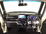 【前方視界】開放的な前方視界!運転がしやすく疲れにくいです♪窓が大きく、見通しがとっても良いおクルマですよ♪