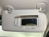 【運転席サンバイザー】鏡が付いているのでメイク直しなどにも便利★