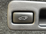 【パワーバックドア】スマートキーや運転席のボタンを押すだけでリアゲートが自動で開閉します!荷物を持っている時や、高い位置にあるバックドアを閉める際に便利な機能です♪
