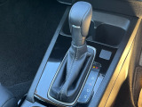 ★シフトレバー★ 定番のフロアシフト トランスミッションは、CVT(自動無段変速) 変速ショックのないスムーズな加速とエンジン回転数を効率よく変換する省燃費を両立させています。