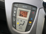 【オートエアコン】一度お好みの温度に設定すれば、車内の温度を検知し風量や温度を自動で調整。暑い&hellip;寒い&hellip;と何度もスイッチ操作をする必要はありません。快適な車内空間には必須の機能ですね♪