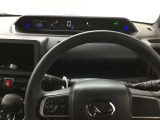 とっても見やすいメーターです。夜間時はラグジュアリーな気分にさせてくれる照明が魅力ですので、夜のドライブも楽しみになりますよ♪