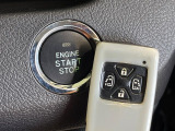 【スマートキー】カバンやポケットに入れたままでもドアの施錠・解錠が可能なスマートキーを装備。エンジンのオン・オフ時もカギを取り出す必要が無いからとっても便利です♪