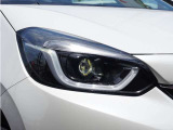 【ヘッドライト】省電力で長寿命の明るく運転しやすいLEDヘッドランプです。明るく照らすので暗い夜道からお客様を守ってくれます。