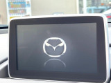 【マツダコネクトナビ】車内の雰囲気にマッチした一体型タイプのナビ。各種車輌設定やBluetooth再生等、様々な機能が楽しめます。直感的なダイヤル操作が可能で、使い勝手も良好です。