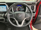 【ハンドルリモコン】運転中でも手を離さずにオーディオ操作ができ、安全性と快適性がアップします。音量調整や曲送りもスムーズで、視線をそらさずに操作できます。