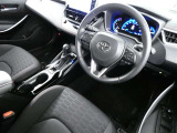 ドライバーを包み込むようなデザイン。運転していて安心感、高級感を感じられるコックピットです。