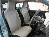 【清潔感のある運転席&助手席】隅々までクリーニングの行き届いた運転席&助手席。目立ったシミや汚れ等もございません。快適なドライブをどうぞ。