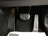 【ペダル】BMWはオルガン式アクセルペダルを採用しています。踏み込む足とペダルが同じ軌跡を描くため、かかとがずれにくく、アクセルコントロールがよりしやすくなるメリットがあります。