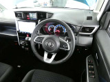 【運転席まわり】・・・ハンドルやシートなども隅々までクリーニング済み。キレイな車内でドライブがより一層快適にお楽しみいただけると思います。