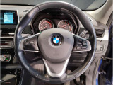 【ハンドル】ドライバーとBMW車の一体感がダイレクトに伝わるステアリングホイール。形状・太さへの拘りに加えて、操作性を高める為にスイッチ類も配置。クイックかつ安定のドライビングを体感下さい!