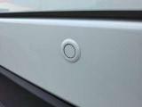 後方にはコーナーセンサーが付いております。音で危険を知らせてくれるのとブレーキとアクセルの踏み間違えも防止してくれます。