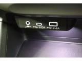USB充電ポートはモニターと連動。APPLE CAR PLAYやANDOROID AUTOはこちらに繋いで操作します