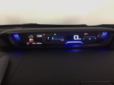 メーターの横に液晶カラーディスプレーを装備。航続可能距離等の情報やHonda SENSINGの注意・警告を表示します!