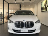 【BMWの伝統-1】BMWの特徴的な&ldquo;キドニーグリル&rdquo;は、80年以上続く伝統の形でございます。変わらないこだわりのデザインが、プレミアムブランド&ldquo;BMW&rdquo;を創り出します。