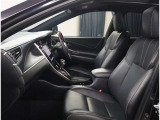 高いホールド性で運転姿勢が安定します。長距離ドライブでも疲れにくいのが魅力です。快適なドライビングライフをお送りください♪