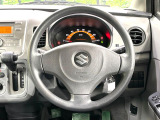 インテリアに合わせたデザインのステアリングは、運転される方のことも考え、運転しやすい形状、大きさです。是非一度、実際に触ってお確かめください。